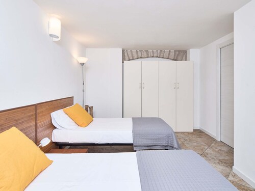 Freistehende Villa mit großem Innenhof BV7 by Interhome