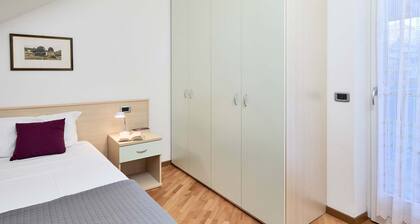 Freistehende Villa mit großem Innenhof BV7 by Interhome