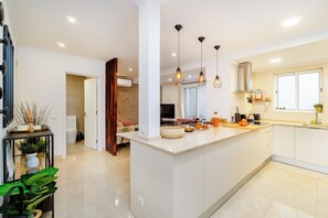 Fridge, microwave, oven, stovetop - Coastal Elegance in Central Cascais (Cascais)