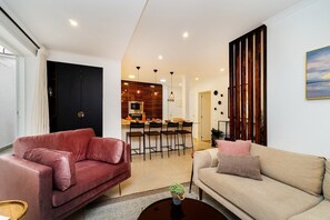 TV - Coastal Elegance in Central Cascais (Cascais)