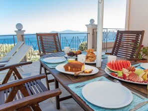 Outdoor dining - Villa Anthula mit Pool und herrlichem Meerblick by Interhome (Kalami)
