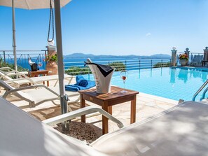 Pool - Villa Anthula mit Pool und herrlichem Meerblick by Interhome (Kalami)