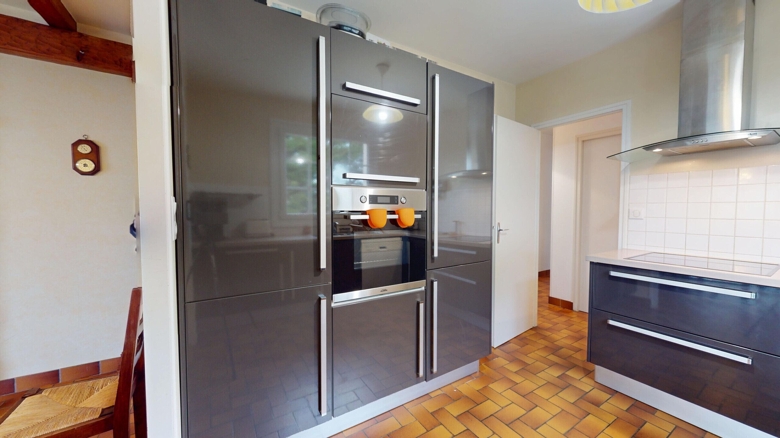 Jääkaappi, mikroaaltouuni, uuni, astianpesukone