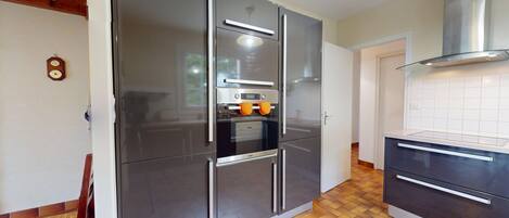 Jääkaappi, mikroaaltouuni, uuni, astianpesukone