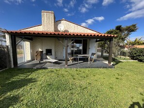 Outdoor dining - Villa des Océanides (Saint-Gilles-Croix-de-Vie)