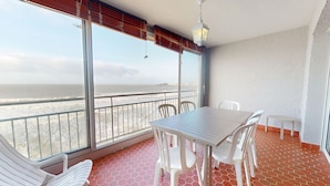 A balcony with a table and chairs, overlooking a beach and the ocean. - Au Fil de l'Eau - Breathtaking sea views (Saint-Gilles-Croix-de-Vie)