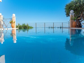 Pool - Villa Sotiris mit Pool und herrlichem Meerblick by Interhome (Kalami)