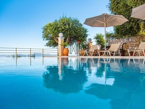 Pool - Villa Sotiris mit Pool und herrlichem Meerblick by Interhome (Kalami)