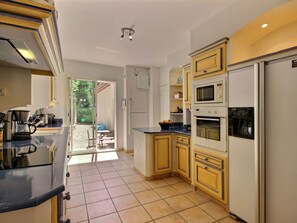 Fridge, microwave, oven, dishwasher - Villa Bois Dore in Valbonne by Interhome (Valbonne)