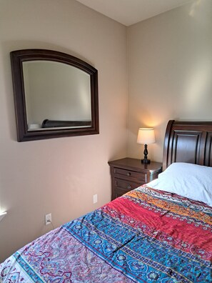 Room - Country Peace, City Convenience (Pleasant Hill)