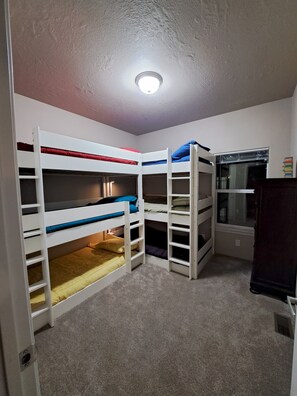 3 bedrooms, iron/ironing board, WiFi, bed sheets