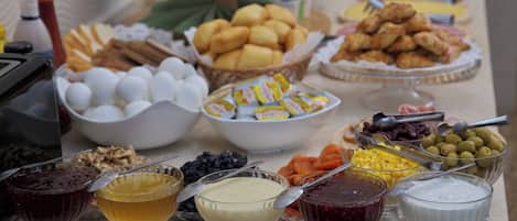 Un bufé con diversos alimentos y salsas.