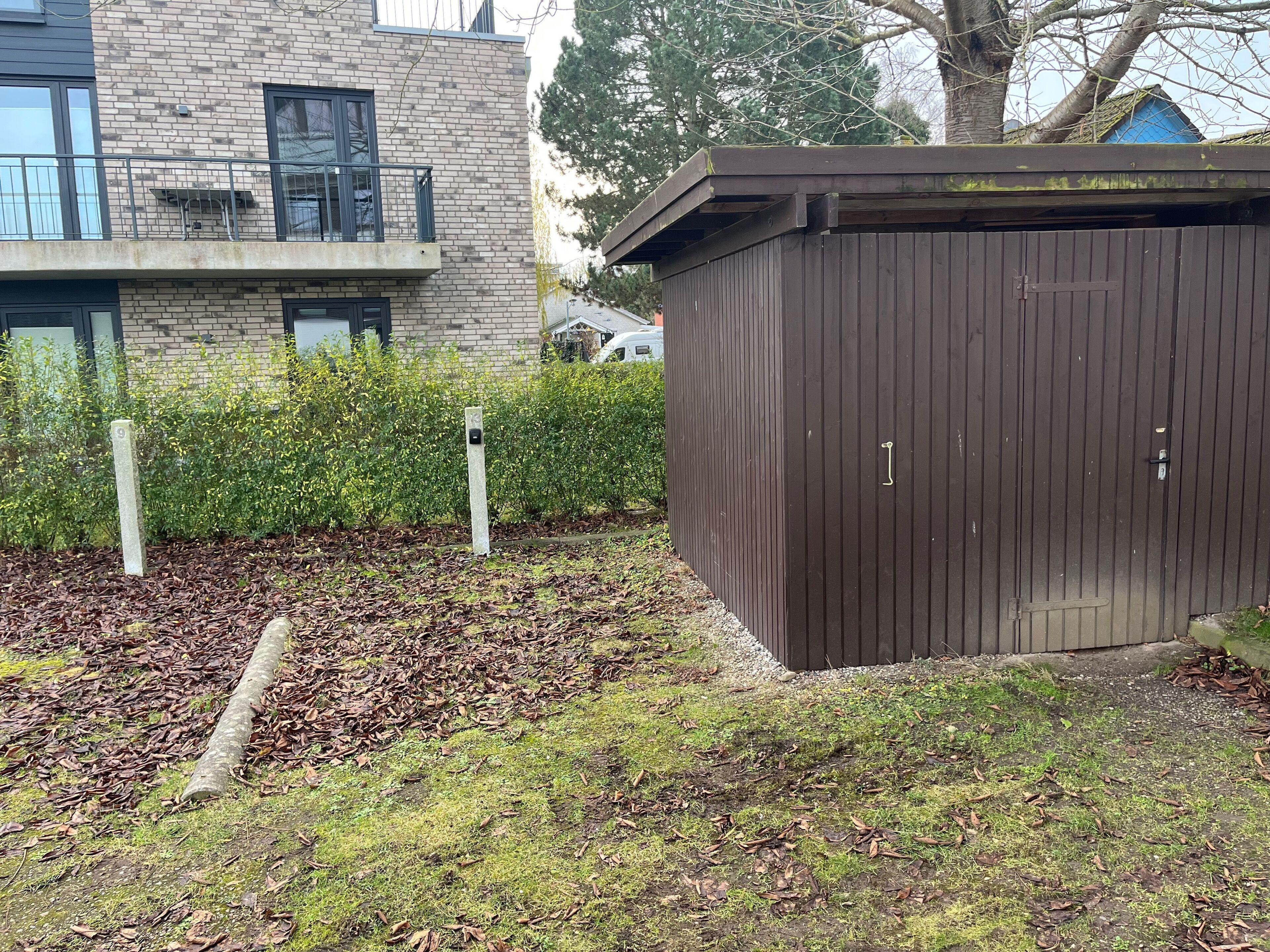Der PKW-Stellplatz mit Schlüsselbox, nebenan der abschließbare Fahrradschuppen