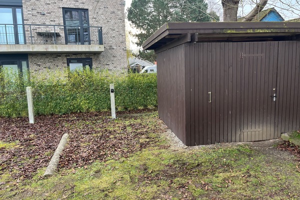 Der PKW-Stellplatz mit Schlüsselbox, nebenan der abschließbare Fahrradschuppen