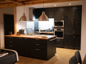 Kühlschrank, Mikrowelle, Ofen, Geschirrspüler