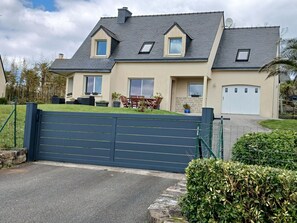 Exterior - Haus mit Garten und herrlichem Meerblick by Interhome (Crozon-Morgat)