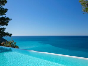 Pool - Milos Bay Villas- Brandneue moderne Villa mit spektakulärem Blick auf den Stran by Interhome (Vafkeri)