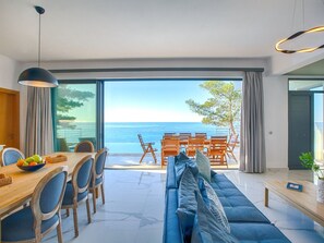 Outdoor dining - Milos Bay Villas- Brandneue moderne Villa mit spektakulärem Blick auf den Stran by Interhome (Vafkeri)