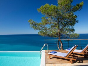 Pool - Milos Bay Villas- Brandneue moderne Villa mit spektakulärem Blick auf den Stran by Interhome (Vafkeri)