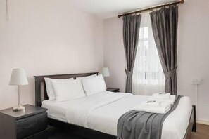 1 bedroom, iron/ironing board, WiFi, bed sheets - New! Inviting 1BR Flat by Richmond Park w/Parking (Greater London)