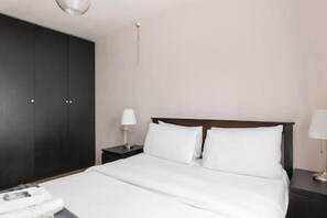 1 bedroom, iron/ironing board, WiFi, bed sheets - New! Inviting 1BR Flat by Richmond Park w/Parking (Greater London)