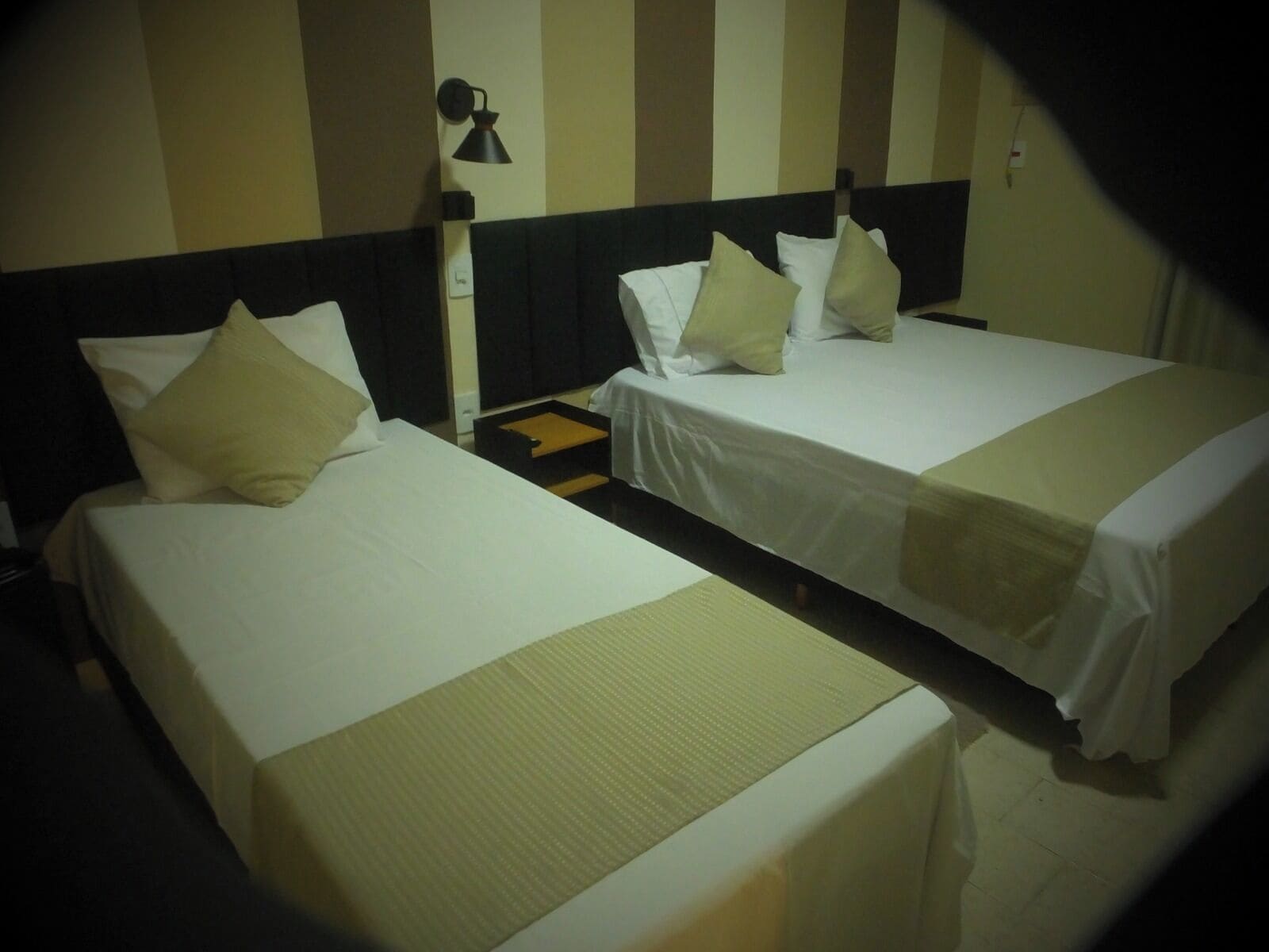 舒適三人房 | 書桌、筆電工作空間、免費無線上網