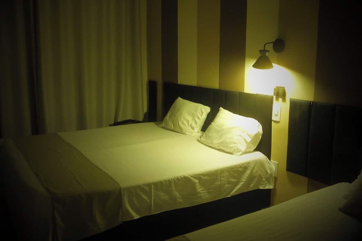 Dobbeltrom – comfort | Skrivebord, skrivebord for bærbar PC og wi-fi (inkludert)