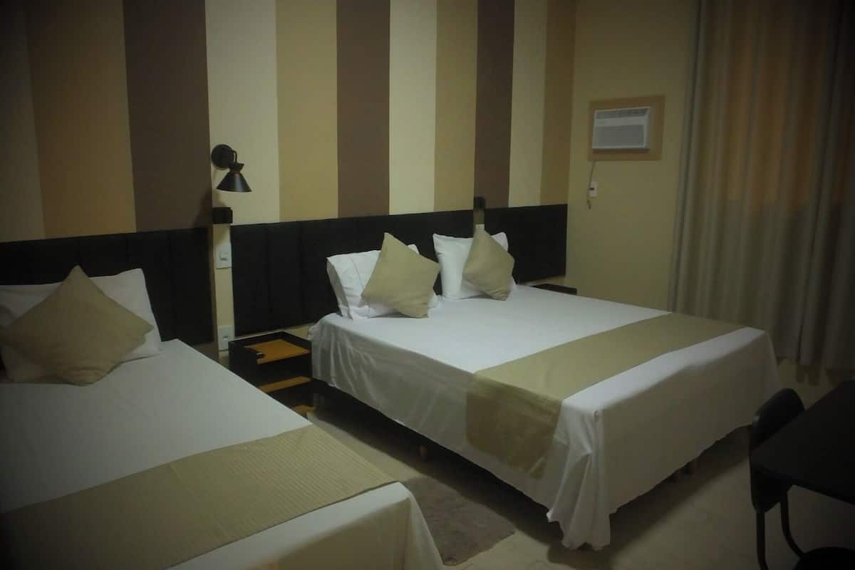 Tremannsrom – comfort | Skrivebord, skrivebord for bærbar PC og wi-fi (inkludert)