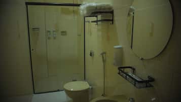 Dusj, hårføner, håndklær og såpe