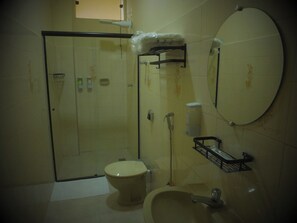 Dusj, hårføner, håndklær og såpe