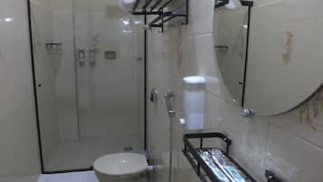 Chuveiro, secador de cabelo, toalhas de banho, sabonete