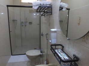 Shower, hair dryer, towels, soap - Hotel San Remo  (Ubá)