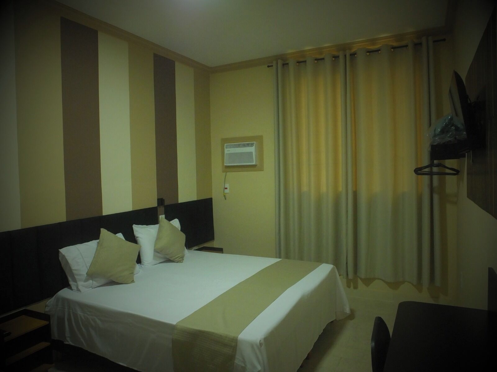 Skrivebord, skrivebord for bærbar PC og wi-fi (inkludert)