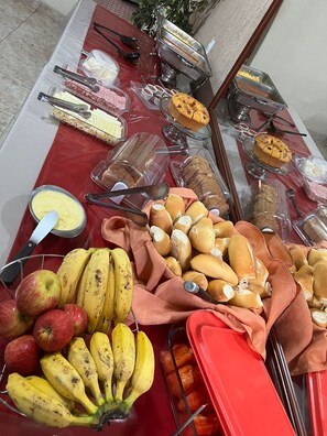Free daily buffet breakfast - Hotel San Remo  (Ubá)