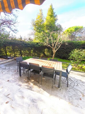 Outdoor dining - Spacious T4 garden apartment in the peaceful Cimiez district, 10 minutes from the sea (Nice)