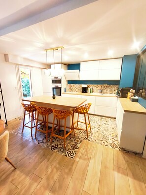 Micro-ondes, four, plaque de cuisson, lave-vaisselle