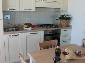 Fridge, oven, cookware/dishes/utensils - Unterkunft in einer Residenz, in der Nähe des Meeres, Schwimmbad by Interhome (Massa Marittima)