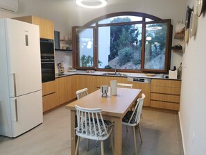 Fridge, microwave, oven, dishwasher - Luxuriöse, abgelegene Villa mit fantastischer Au by Interhome (Leros)