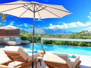Pool - Villa "Minoas Grand" mit Blick auf das Wasser by Interhome (Georgioupoli)