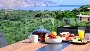 Outdoor dining - Villa "Minoas Grand" mit Blick auf das Wasser by Interhome (Georgioupoli)
