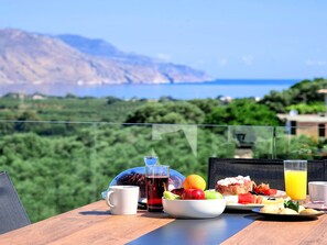 Outdoor dining - Villa "Minoas Grand" mit Blick auf das Wasser by Interhome (Georgioupoli)