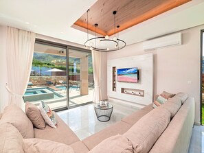 TV - Villa "Minoas Grand" mit Blick auf das Wasser by Interhome (Georgioupoli)