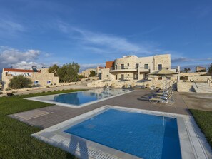 Pool - Traditionelle Natursteinvilla mit tollem Meerblick by Interhome (Matala)