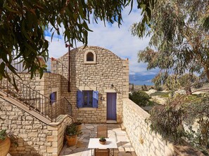 Terrace/patio - Traditionelle Natursteinvilla mit tollem Meerblick by Interhome (Matala)