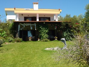 Exterior - Aus dem Garten direkt an den Strand by Interhome (Nea Skioni)