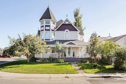 Charming Victorian Home in Okotoks Elegant Comfort & Modern Convenience