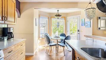 House, 4 Bedrooms, Garden View | Dining