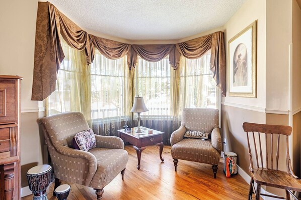 Living room - Charming Victorian Home in Okotoks Elegant Comfort & Modern Convenience (Okotoks)