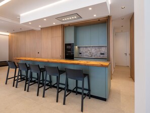 Kühlschrank, Mikrowelle, Ofen, Geschirrspüler