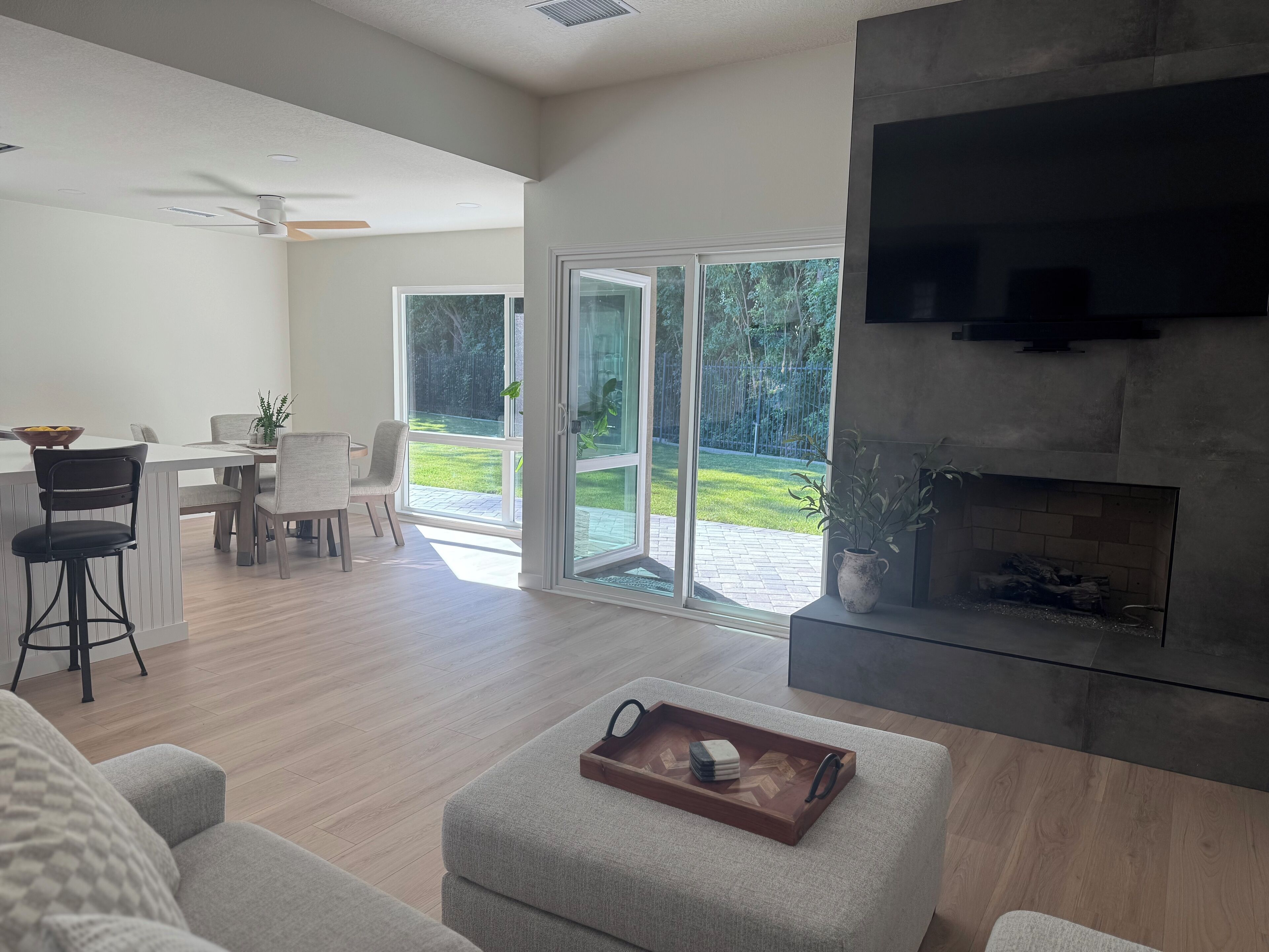 Smart TV, chimenea, tenis de mesa y libros 